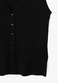 Zwarte geribbelde mouwloze cardigan met een V-hals, acht zwarte knopen aan de voorkant en een licht gebogen zoom.