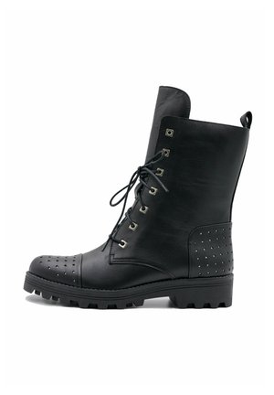 Mustat nahkaiset nilkkurit nauhoilla, niitteillä varustetut sivuilla, teksturoidut varvastossut ja karkeat pohjat pidon parantamiseksi.