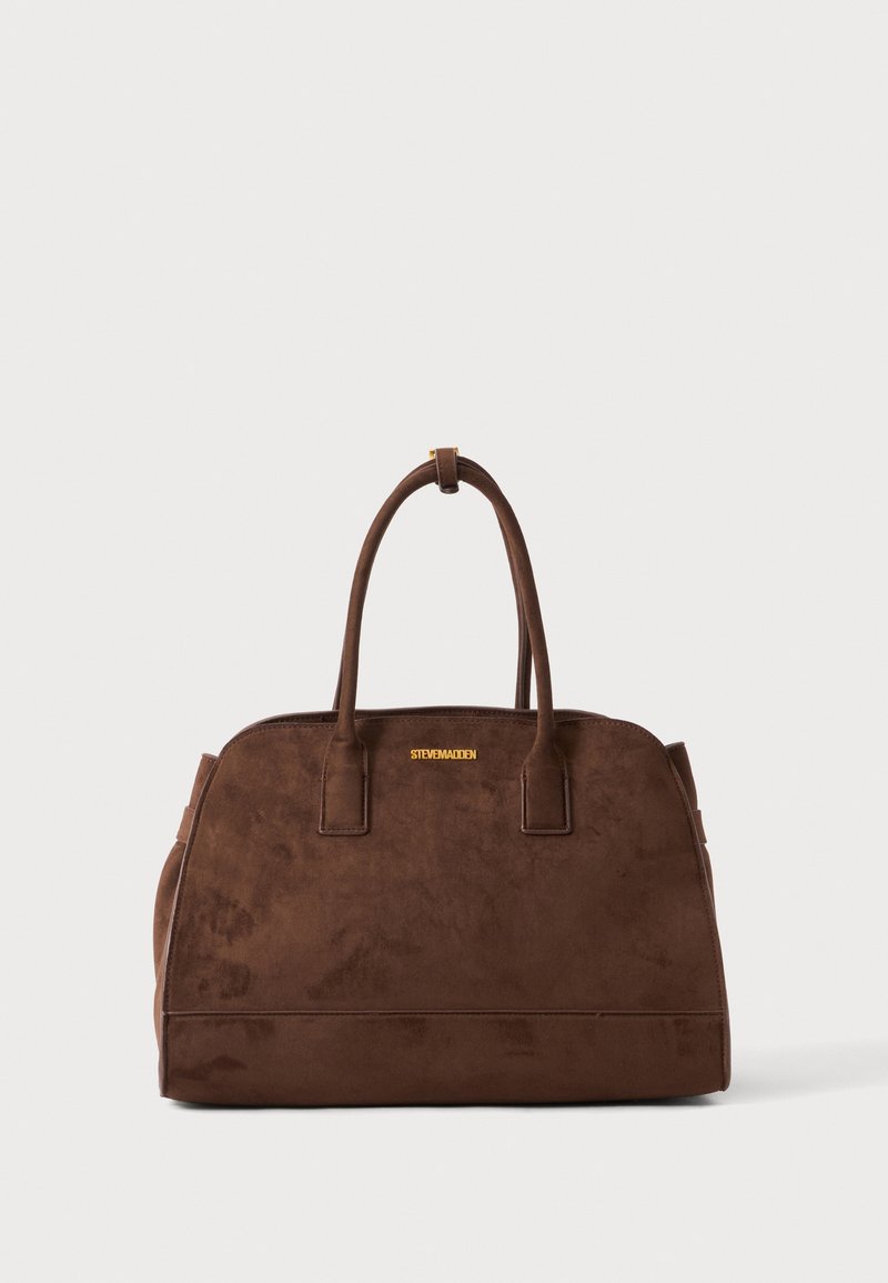 Sac à main en daim marron avec doubles poignées et logo doré "Steve Madden" centré en haut devant sur un fond clair uni.