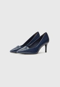 Talloni alti in vernice blu navy con punta affusolata, caratterizzati da una texture in stampa coccodrillo e un tacco sottile e stabile.