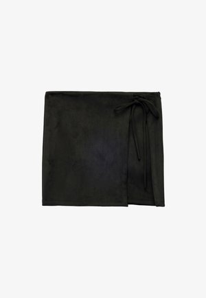 Écharpe en suede noir avec une texture lisse, dotée d'une fermeture nouée sur un côté. Le design a une forme rectangulaire et des bords nets.