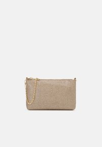 Borsa a pochette metallica dorata con finitura testurizzata, forma rettangolare, chiusura superiore con zip e tracolla rimovibile.