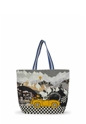 Sac en toile avec un paysage montagneux gris, une voiture jaune avec un personnage de dessin animé et des poignées rayées bleues. Base à damiers noirs et blancs.