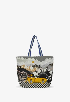 Sac en toile avec un paysage montagneux gris, une voiture jaune avec un personnage de dessin animé et des poignées rayées bleues. Base à damiers noirs et blancs.