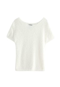 Hvid kortærmet top lavet af tekstureret stof med en bred bådudskæring og afslappet pasform, der har en glat overflade.