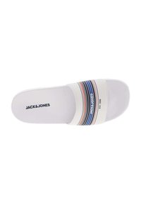 Chancla blanca con una tira de tela a rayas en azul, rojo y negro, que presenta el nombre de la marca "JACK & JONES" impreso en la tira y en la suela.