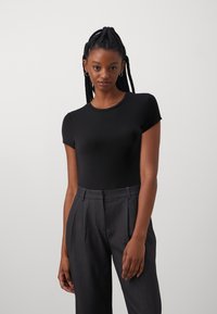 Gina Tricot - SOFT TOUCH SHORT SLEEVE - Jednoduché tričko - black Miniatura obrázku 1