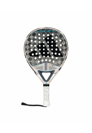 Raquette de paddle avec une tête ronde, surface en fibre de carbone, motif géométrique noir et gris, accents turquoise et une poignée blanche texturée.