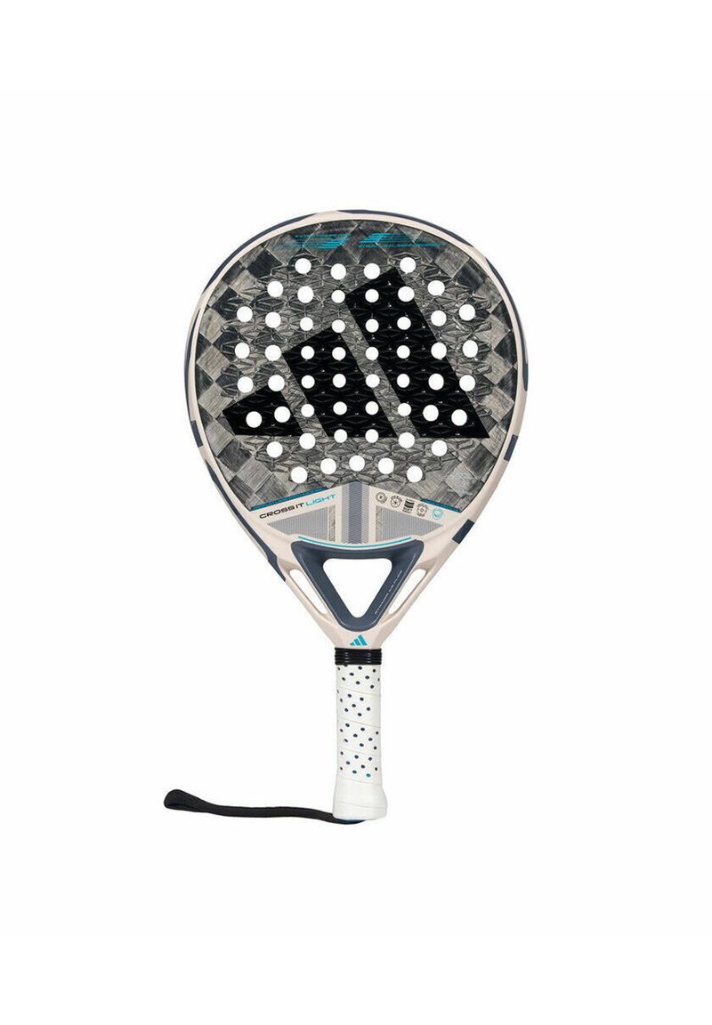 Pala de pádel con cabeza redonda, superficie de fibra de carbono, patrón geométrico en negro y gris, acentos en turquesa y un mango blanco texturizado.
