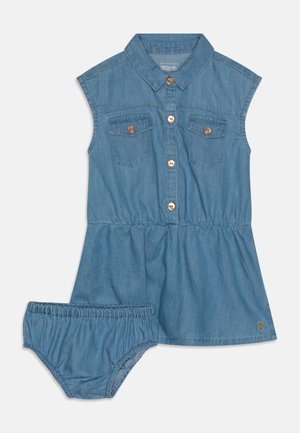 Set in denim composto da un abito con colletto, maniche corte e due tasche sul petto con chiusure a bottone. Include pantaloni corta a pieghe in denim coordinati.