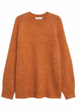 Pomarańczowy sweter z dzianiny z długim rękawem, z prążkowanym okrągłym dekoltem, mankietami i obrębem, przedstawiony na białym tle.