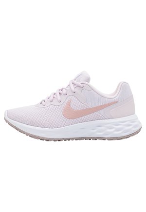 Zapatilla deportiva de color rosa claro con parte superior de malla, acentos en rosa claro, cuello acolchado y suela blanca con patrón de amortiguación. Presenta un logo en el lateral.