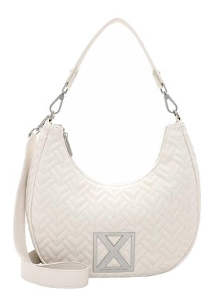 Sac à épaule en cuir blanc matelassé avec motif en chevrons, plaque logo en argent, bandoulière réglable et fermeture éclair.