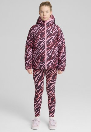 Giacca imbottita e leggings con motivo a strisce di tigre rosa e viola, con cappuccio, chiusura a zip e logo; abbinati a sneakers rosa chiaro.