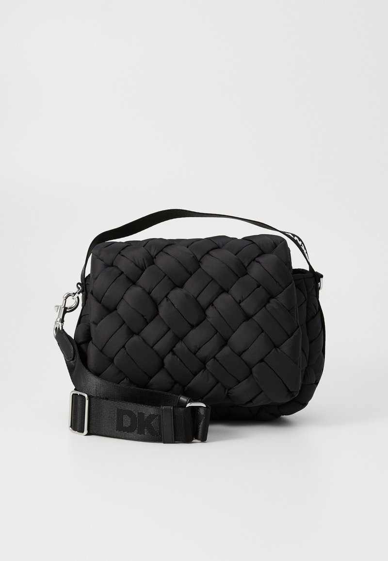 Borsa a spalla nera intrecciata con design imbottito, tracolla regolabile con logo e dettagli in hardware argentato. Texture liscia su tutta la superficie.