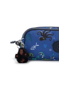 Blaues Stoffportemonnaie mit maritimen Motiven, darunter ein Oktopus und Fische, mit einem pelzigen schwarzen Gorilla-Schlüsselanhänger.