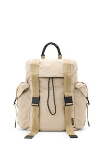 Beige stoffen rugzak met een oprol sluiting, verstelbare webbing schouderbanden, voorkanten en een gevlochten handvat. Voorzien van contrasterende stiksels.