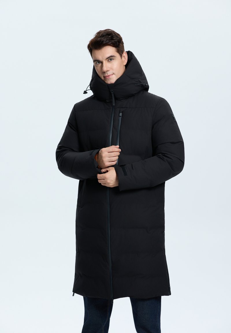 Abrigo puffer negro con un cuello alto, cremallera frontal y bolsillos laterales. Textura suave con un diseño acolchado, que llega hasta la mitad del muslo.