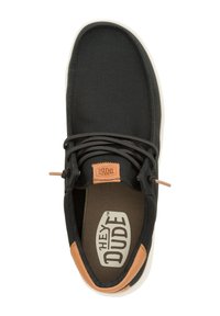 Sneaker in tessuto nero con un accento in pelle color marrone chiaro sul tallone. Presenta lacci marroni, un colletto imbottito e una soletta imbottita con il logo "HEY DUDE".