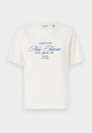 Bílá bavlněná tričko s kulatým výstřihem a krátkými rukávy. Nabízí modrý vyšívaný text: "GANT 1949 New Haven Sailing Crew 06516 CT. USA."