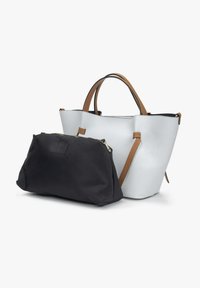 Torebka typu tote w dwóch kolorach, wykonana z fakturowanej białej skóry z brązowymi uchwytami, w zestawie z odpinaną czarną torbą z nylonu z złotym zamkiem.
