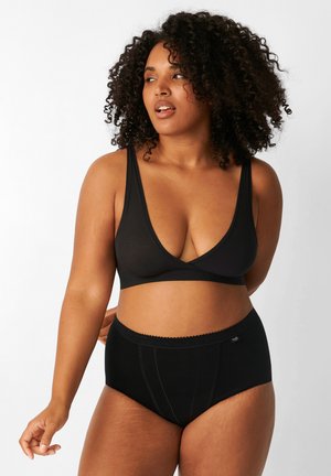 Bralette nera con scollo a V profondo e spalline larghe, abbinata a slip neri a vita alta con bordi sagomati e cuciture sottili.