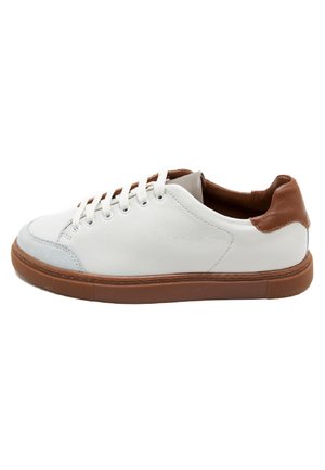 Baskets en cuir blanc avec des accents en cuir marron, bout rond, semelle en caoutchouc marron plate, et six œillets pour les lacets. Design épuré et minimal.
