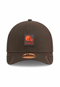 Braune Baseballkappe mit strukturiertem Oberteil, Logopatch mit einem orangefarbenen Helm und dem Text "CLEVELAND BROWNS" sowie einem verstellbaren Riemen.