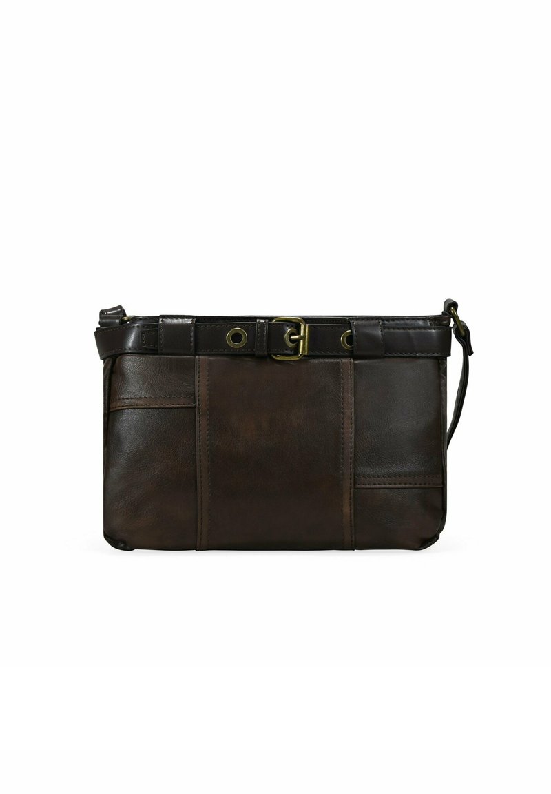 Bolso de mano de cuero marrón con una superficie texturizada, una parte superior con cinturón y herrajes decorativos de latón. Cuenta con varios compartimentos y una correa desmontable.