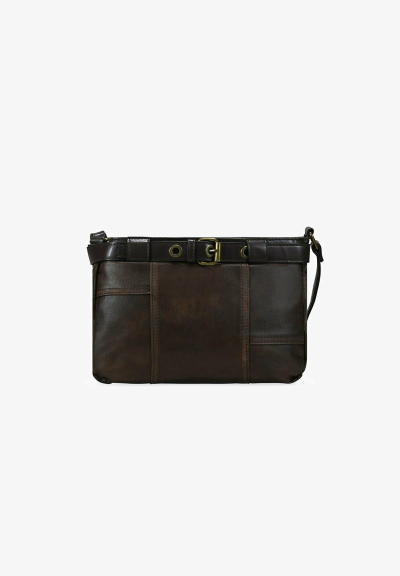 Bolso de mano de cuero marrón con una superficie texturizada, una parte superior con cinturón y herrajes decorativos de latón. Cuenta con varios compartimentos y una correa desmontable.