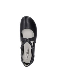 Zapato de ballet de cuero negro con puntera redondeada y detalle recortado. Cuenta con una plantilla acolchada y una correa a través del empeine. Suela de goma.