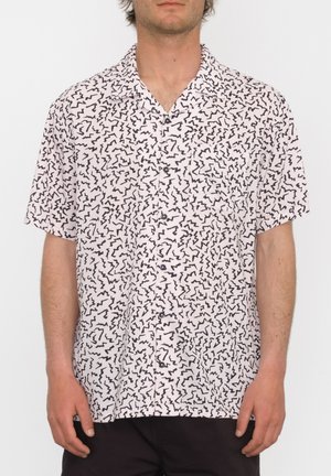 Camisa de manga corta en tela rosa claro con un patrón abstracto negro, con cuello acanalado y botones en la parte delantera.
