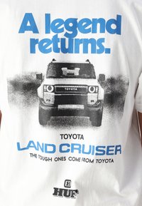 HUF LEGEND RETURNS TEE UNISEX - Trükipildiga T-särk - white