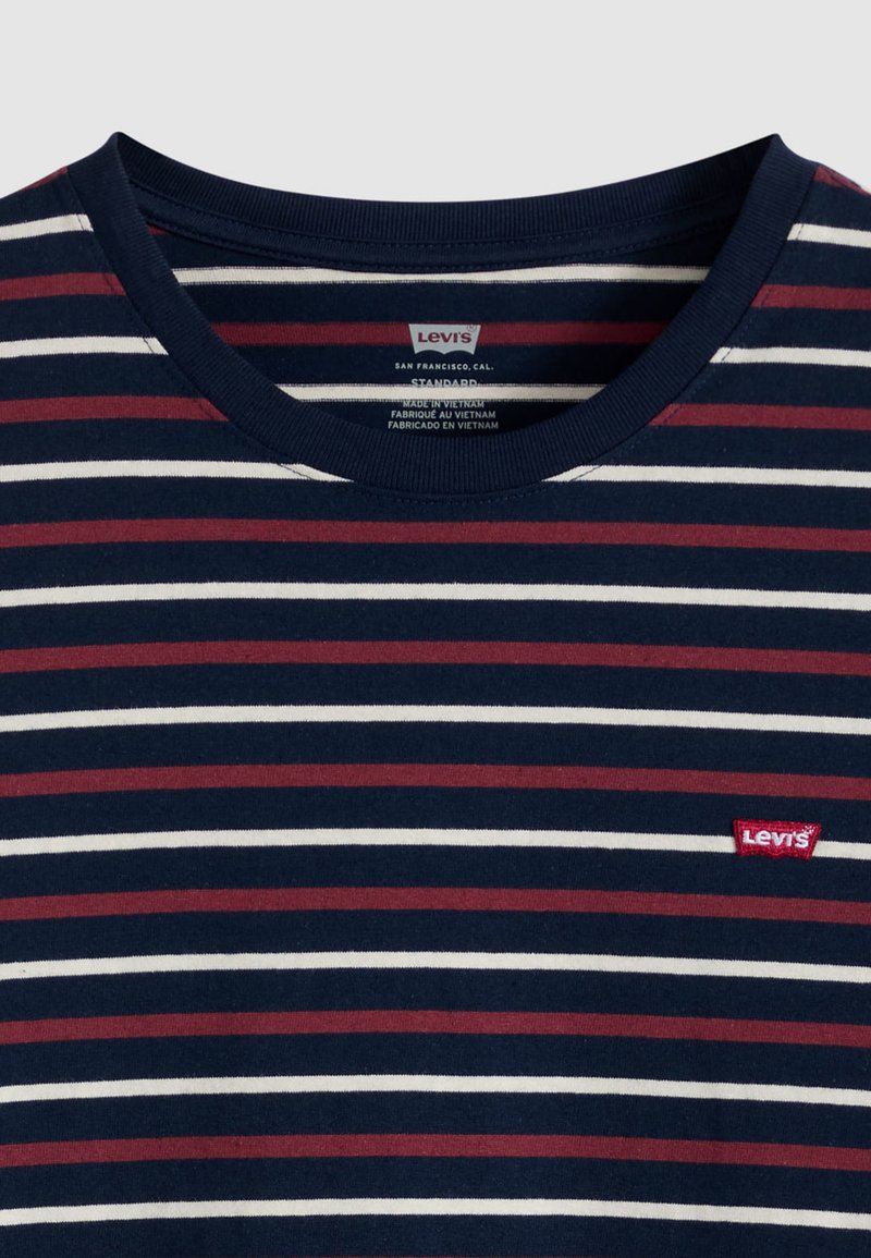Marineblaues, weißes und burgunderfarbenes Levi's T-Shirt mit horizontalen Streifen, Rundhalsausschnitt und rotem Levi's Logo-Patch auf der Brust.