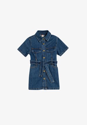 Robe en denim à manches courtes, boutonnière sur le devant, col à revers, deux poches poitrine et une ceinture à la taille. Couleur bleu riche avec des accents dorés.
