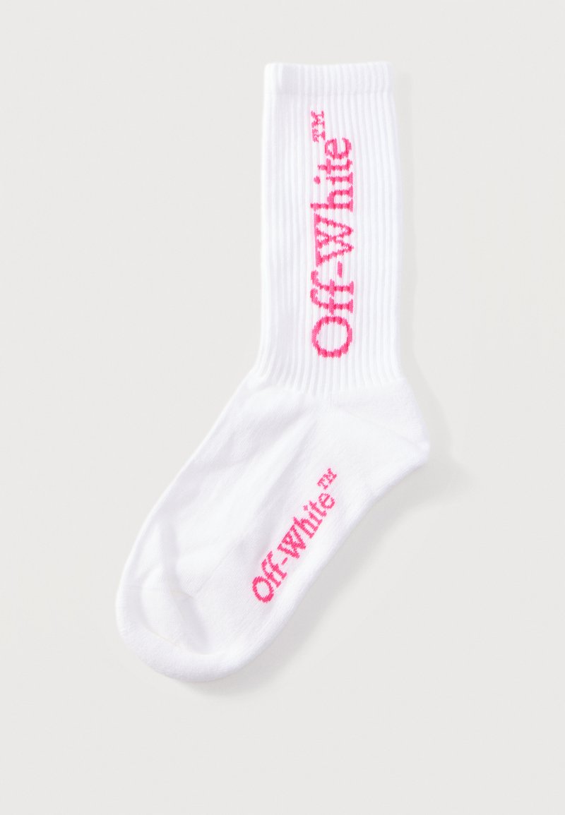 Chaussette blanche à tige côtelée avec le texte « Off-White™ » en rose le long du côté et du pied.