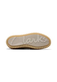 Schuhsohle mit einem beigen Gummiprofil, das vertikale Rillen und das erhabene Clarks-Logo in der Mitte aufweist.