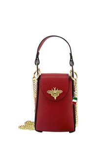 Rode leren handtas met een gestructureerde afwerking, gouden bijen-embleem en een afneembare gouden kettingriem. Inclusief een klein charme van de Italiaanse vlag.