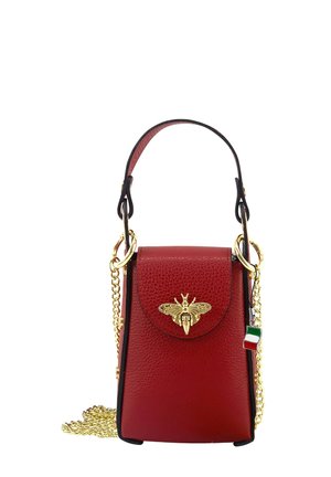 Rode leren handtas met een gestructureerde afwerking, gouden bijen-embleem en een afneembare gouden kettingriem. Inclusief een klein charme van de Italiaanse vlag.
