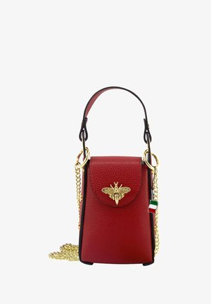 Rote Lederhandtasche mit strukturiertem Finish, goldenem Bienenemblem und abnehmbarem goldenen Kettenriemen. Enthält einen kleinen Charm mit italienischer Flagge.
