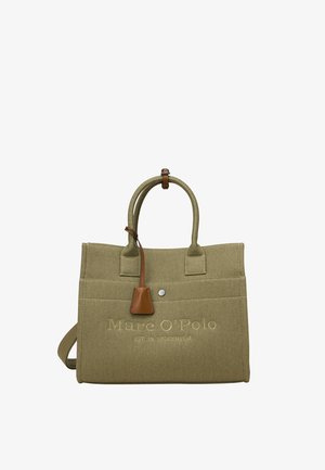 Groene stoffen draagtas met twee handvatten, bruine leren label, knoopsluiting en "Marc O’Polo" branding aan de voorkant.