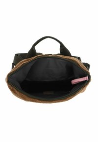 Hnědá taška s texturou a zeleným textilním interiérem, se zipovým uzávěrem a růžovým popruhem uvnitř. Součástí jsou ucha a nastavitelný popruh.