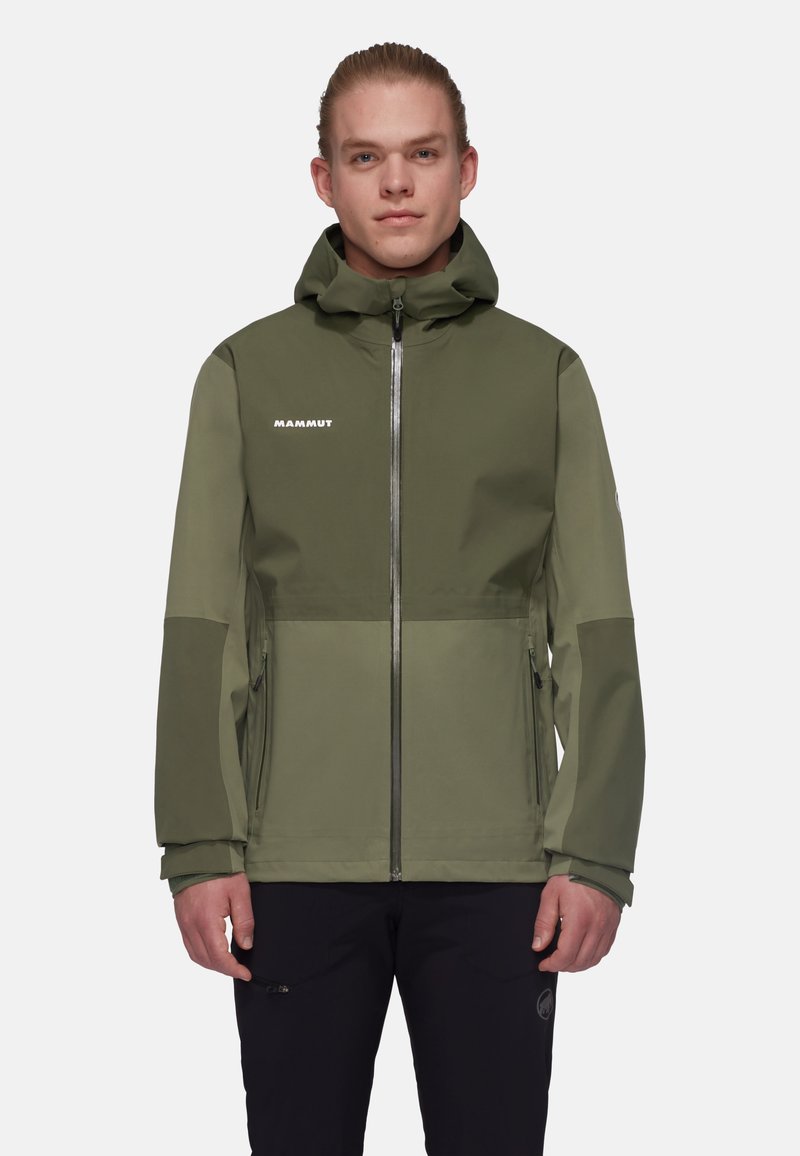 Grüne wasserdichte Jacke mit hohem Kragen, Reißverschluss und zwei Seitentaschen. Mit Logo auf der Brust und Kontrastpaneel-Design.