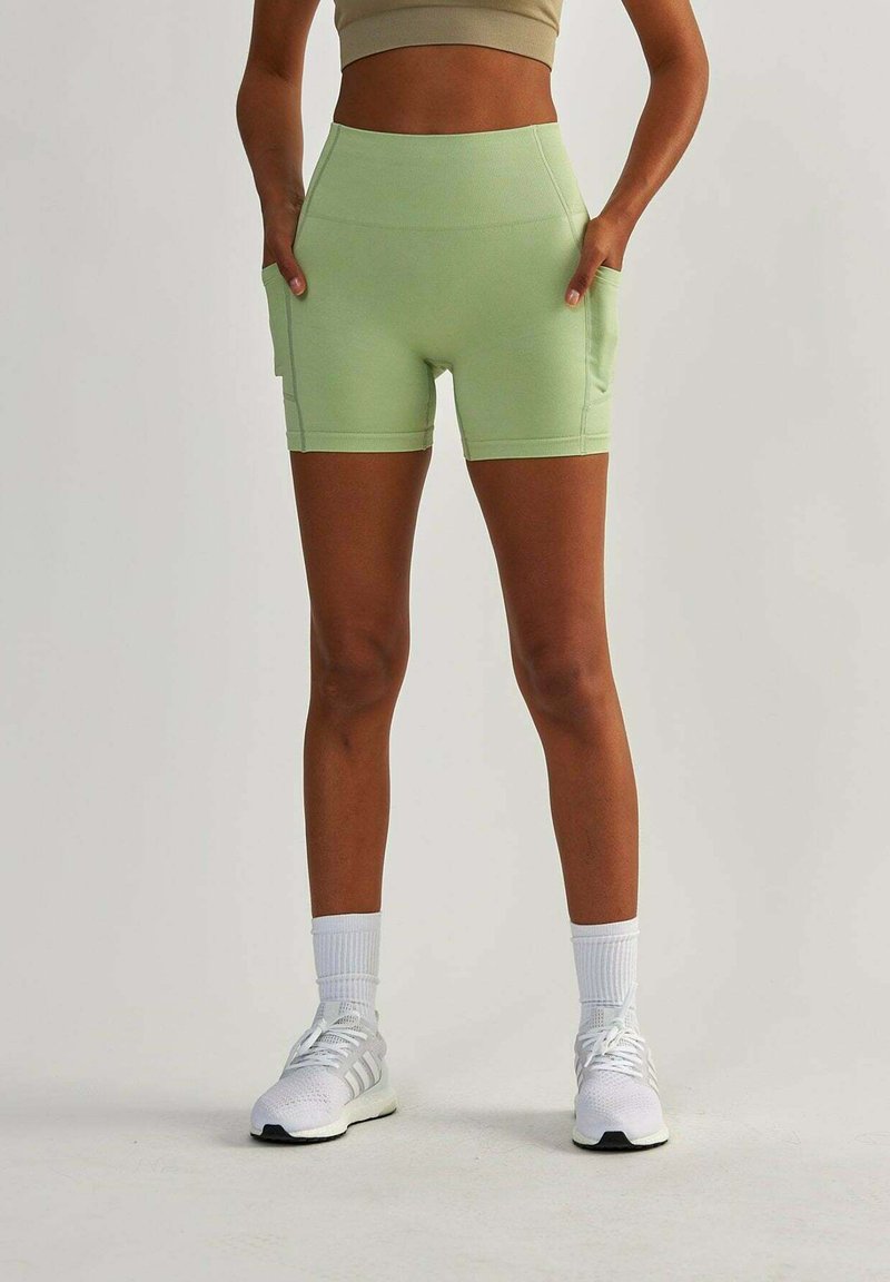 Jasnozielone szorty o wysokim stanie z bocznymi kieszeniami, wykonane z elastycznego materiału. Teksturowany materiał z dopasowanym krojem, odpowiedni do odzieży sportowej.
