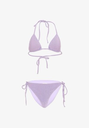 Bikini due pezzi lilla scintillante con top a triangolo e slip con fiocco laterale, mostrato su sfondo bianco.