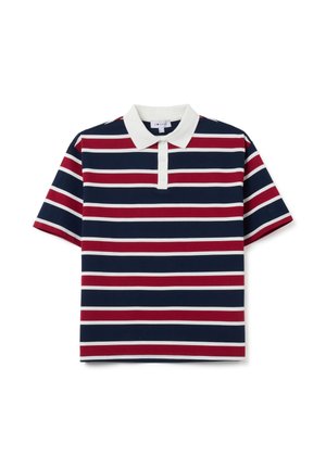 Camiseta polo a rayas con rayas horizontales en azul marino, rojo y blanco, de manga corta y un cuello blanco con dos botones.