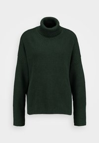 Ciemnozielony sweter z prążkowanej dzianiny z golfem, długimi rękawami, opadającymi ramionami i lekko luźnym krojem.