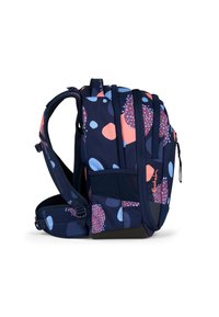 Rucksack mit blauer Basis, der lebendige Muster in Koralle, Hellblau und weißen Punkten aufweist. Enthält gepolsterte Träger und eine Netzaußentasche.