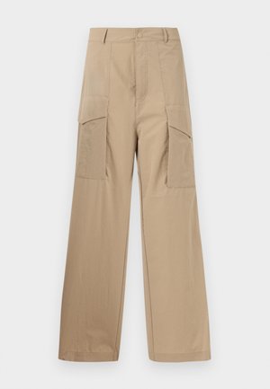 Beige Cargohosen mit weitem Bein, großen vorderen Klappentaschen, Gürtelschlaufen und einer vorderen Knopfverschluss.