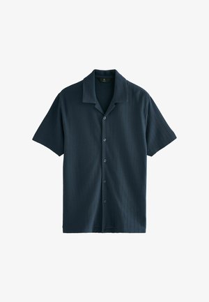 Korta piedurkņu pogu krekls tumši zilā krāsā, teksturēts audums ar vertikālām svītrām, apgrieztā apkakle un sešas pogas priekšpusē.